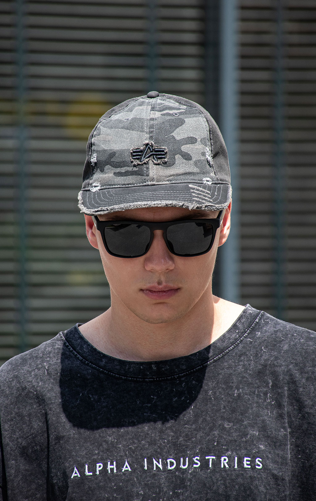 Бейсболка ALPHA INDUSTRIES DISTRESSED LOGO CAMO CAP black camo 