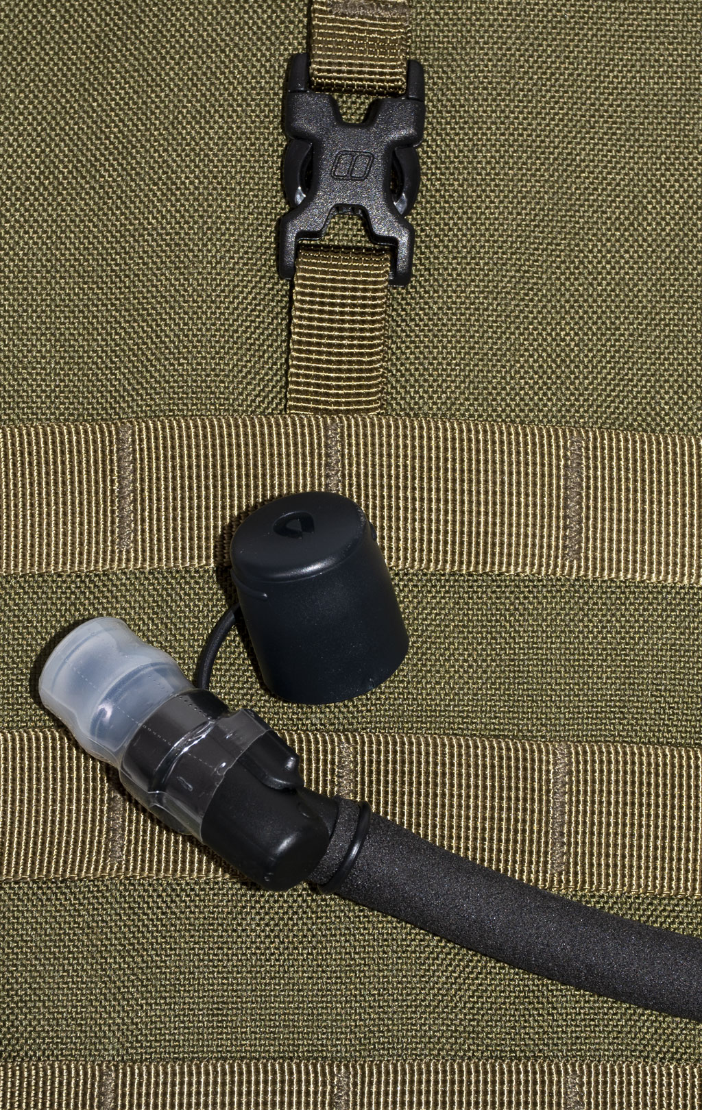 Питьевая система армейская BERGHAUS на молнии, горловина под клапаном, 3L olive б/у 