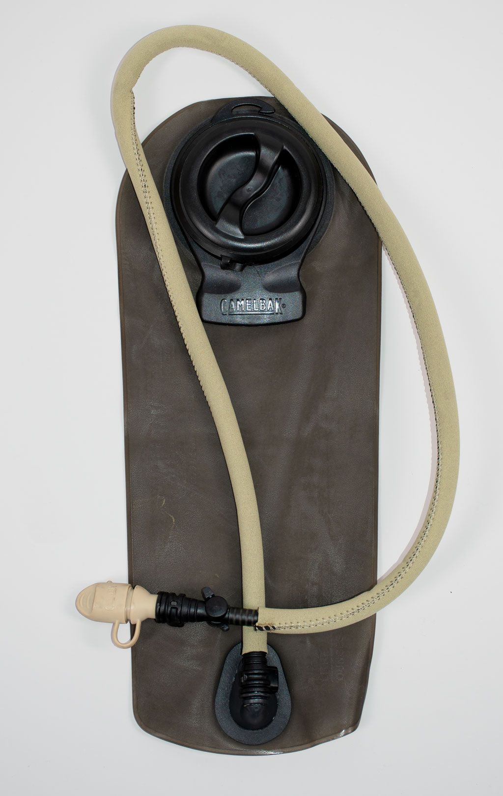 Питьевая система армейская CamelBak на молнии, горловина под клапаном, 3L desert-3 