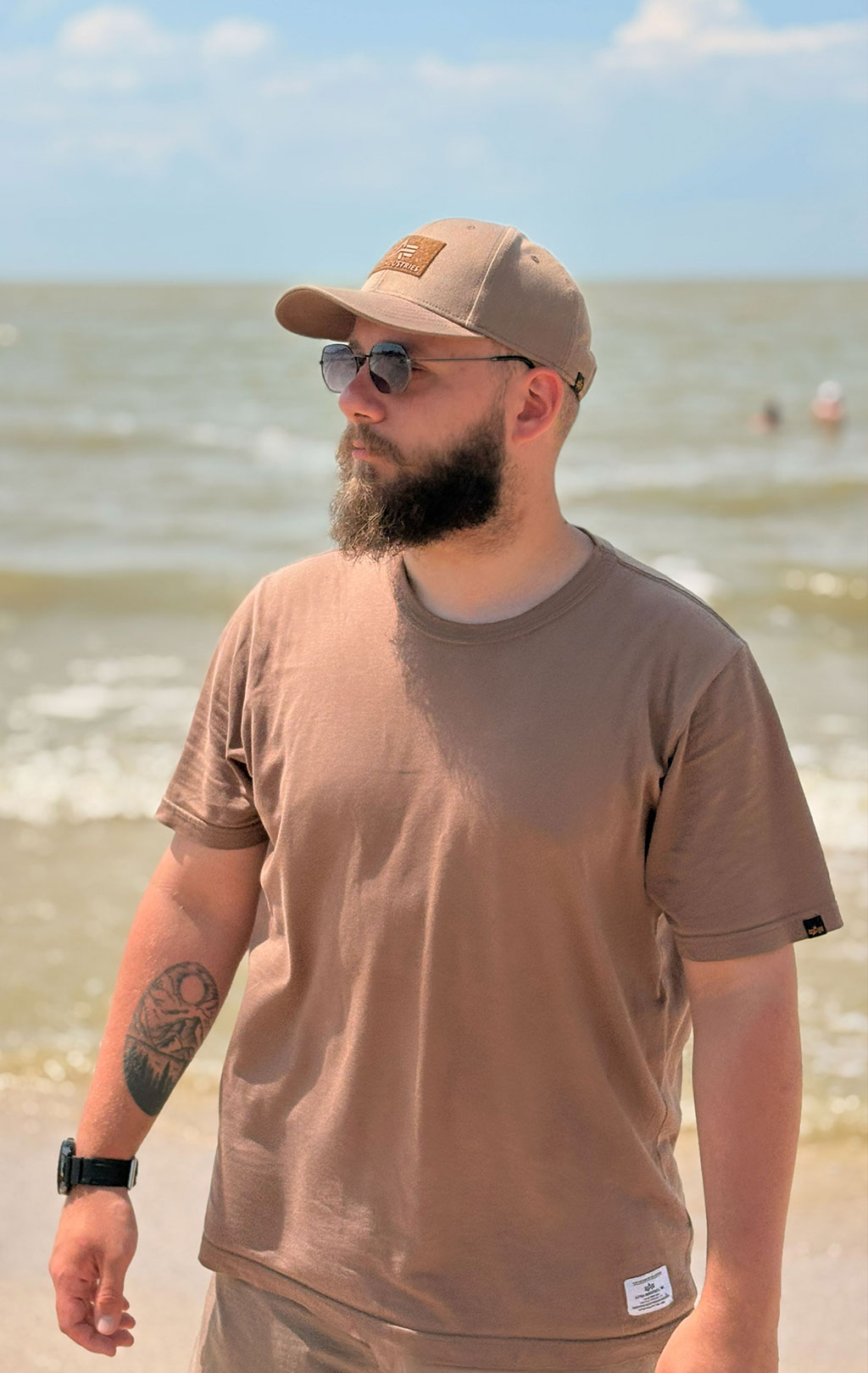 Футболка ALPHA INDUSTRIES ESSENTIAL GEN II TEE плотная FW 25/26 espresso 
