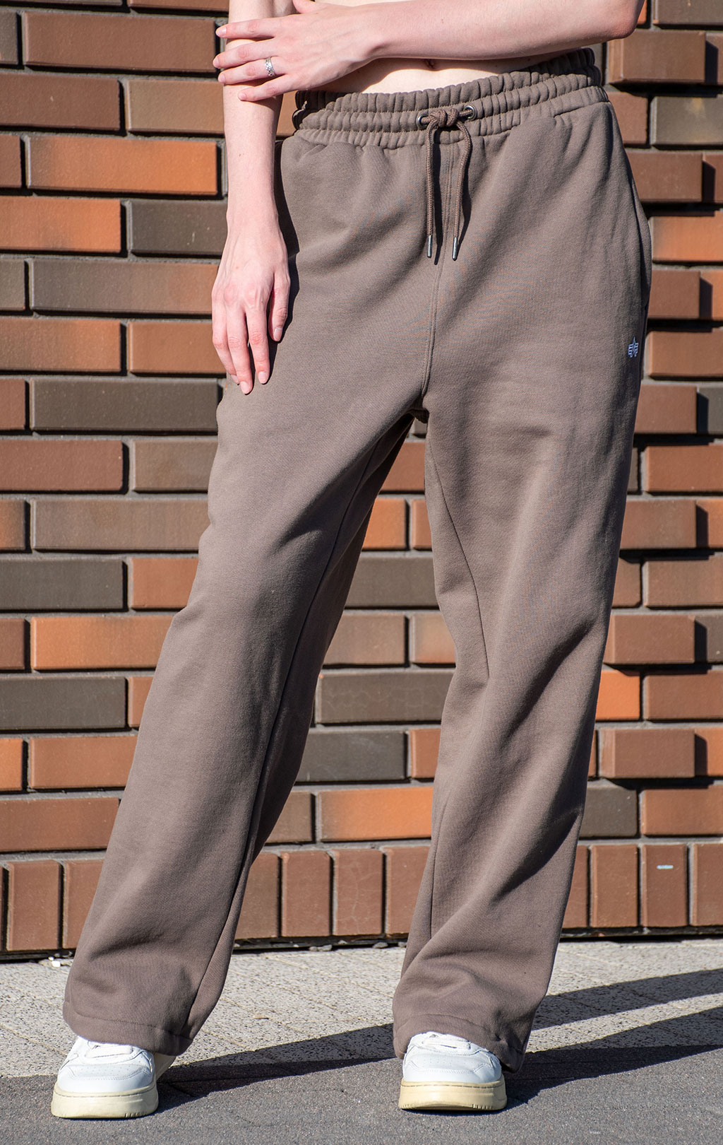 Брюки спортивные джоггеры ALPHA INDUSTRIES ESSENTIAL SWEATPANTS FW 24/25 coyote brown 