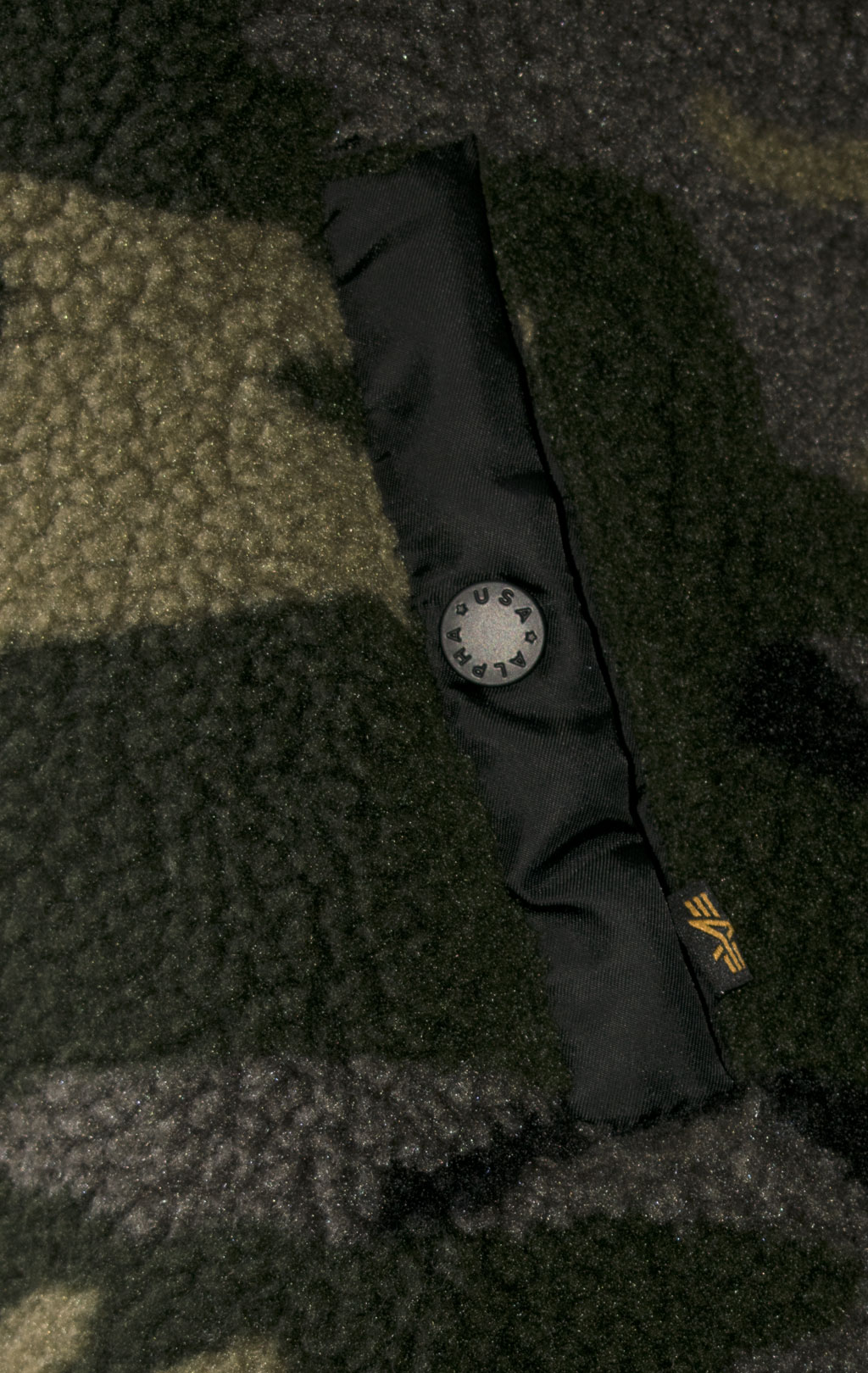 Женская куртка-пилот ALPHA INDUSTRIES двусторонняя SHERPA L-2B FW 21/22 m woodland camo 