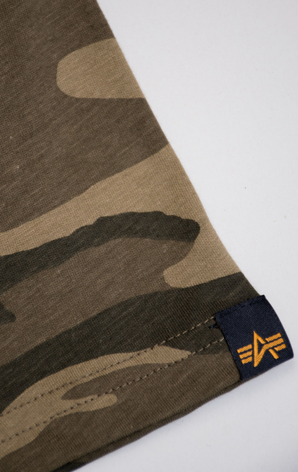 Женская футболка ALPHA INDUSTRIES NEW CAMO BASIC T olive camo 