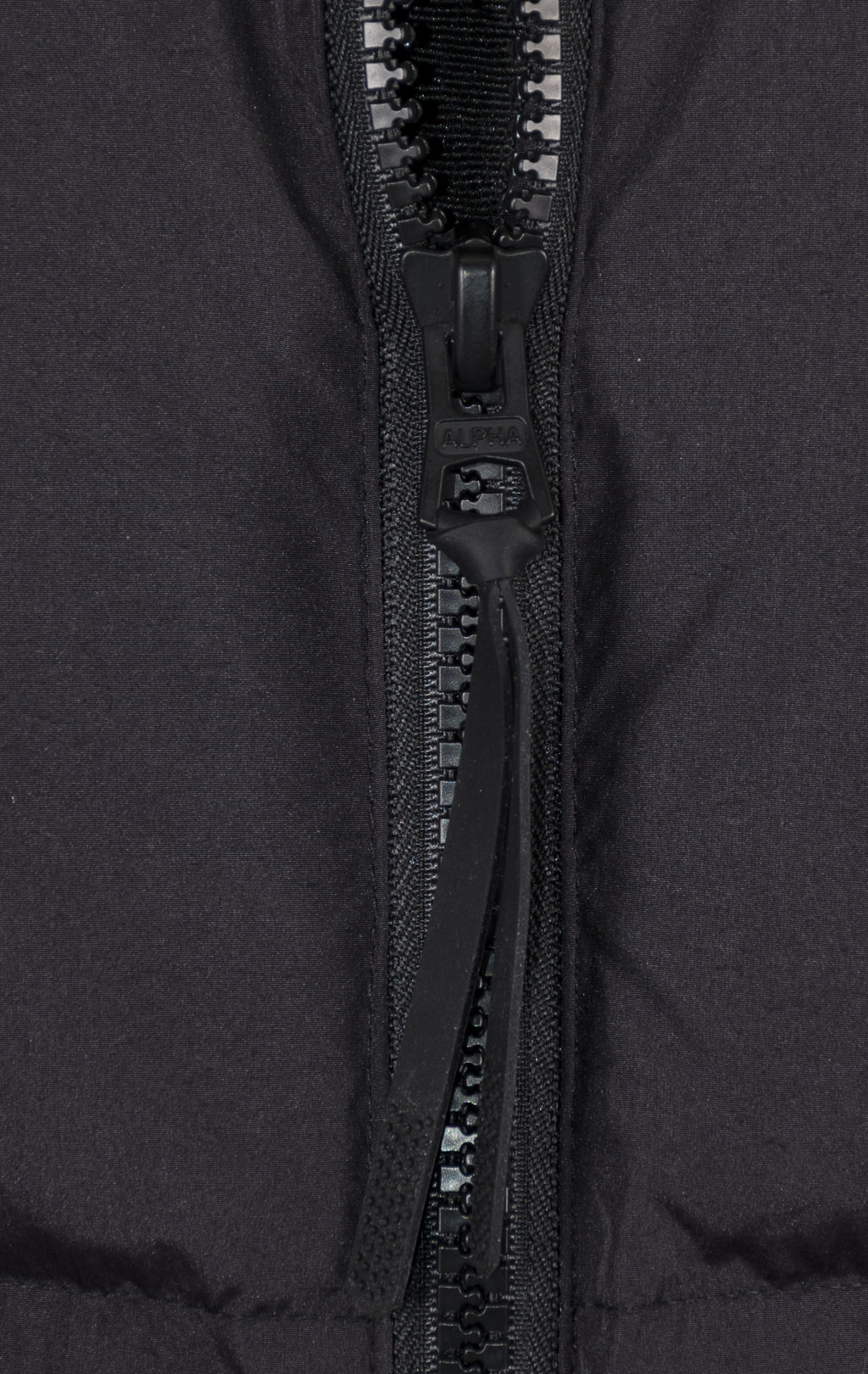 Женская куртка ALPHA INDUSTRIES SIERRA SHORT RELAXED FIT PUFFER FW 26/27 black 