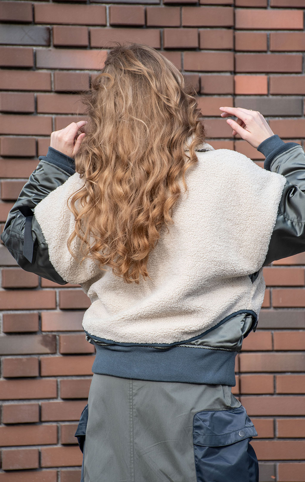 Женская куртка-пилот ALPHA INDUSTRIES SHERPA HYBRID B-15 FW 24/25 field grey 