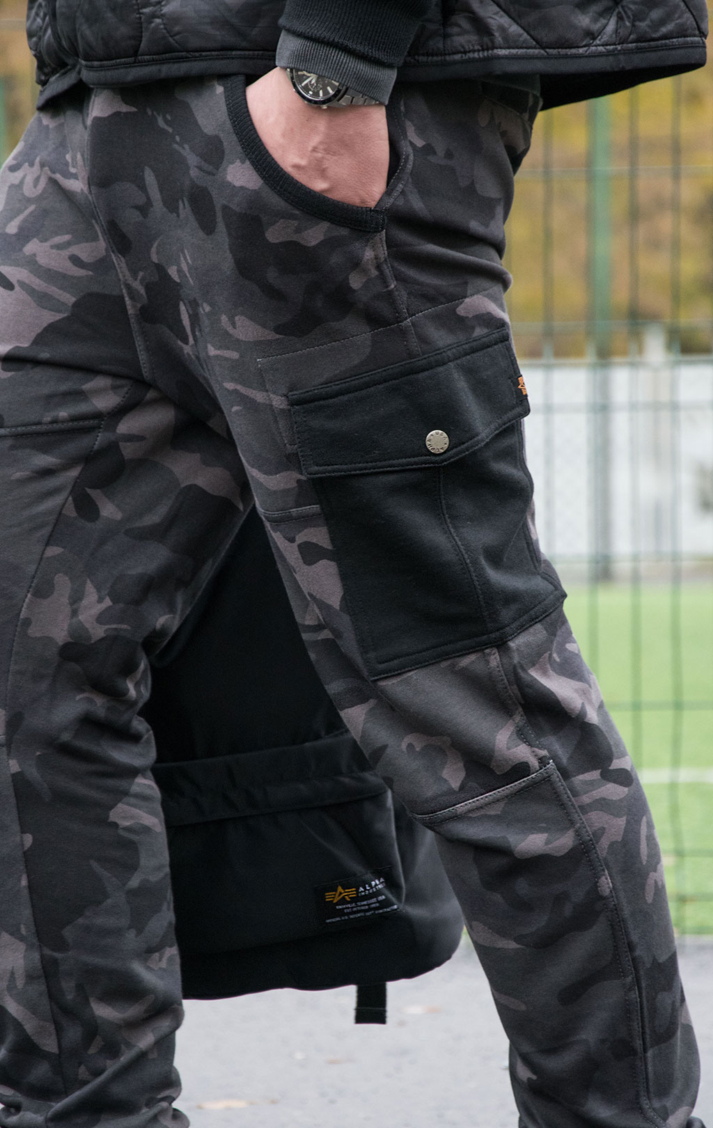 Брюки спортивные джоггеры ALPHA INDUSTRIES CARGO JOGGER black camo 