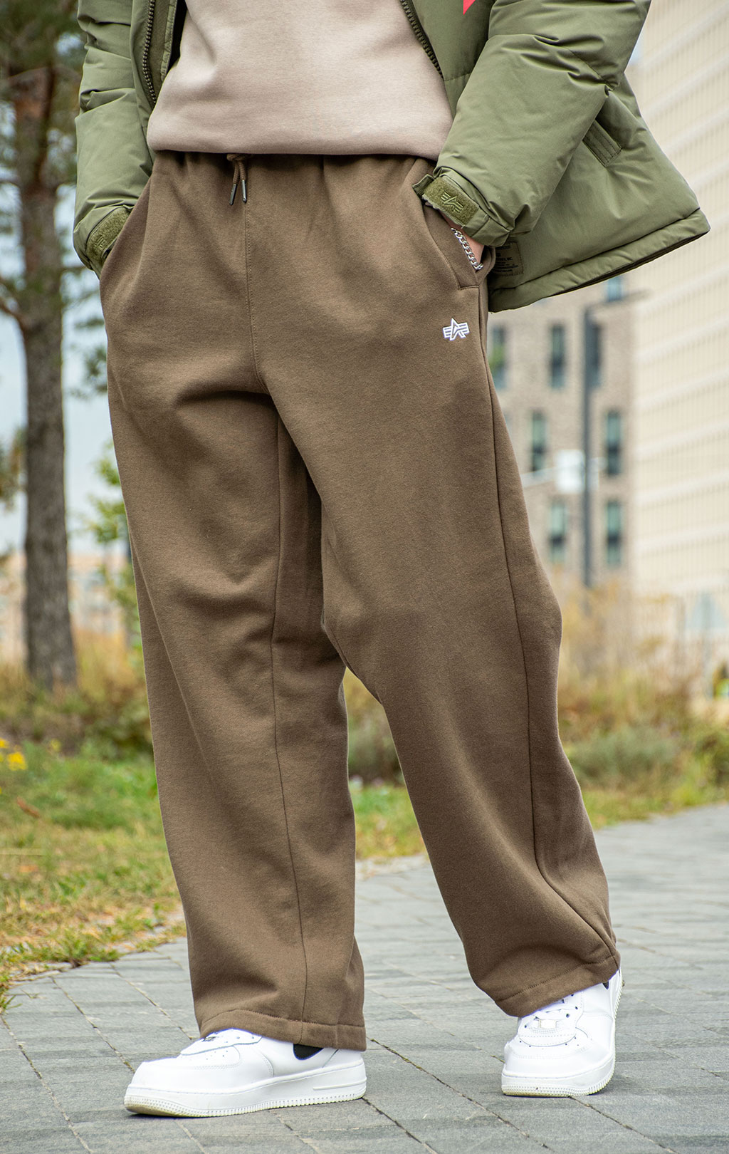 Брюки спортивные джоггеры ALPHA INDUSTRIES ESSENTIAL SWEATPANTS FW 25/26 espresso 