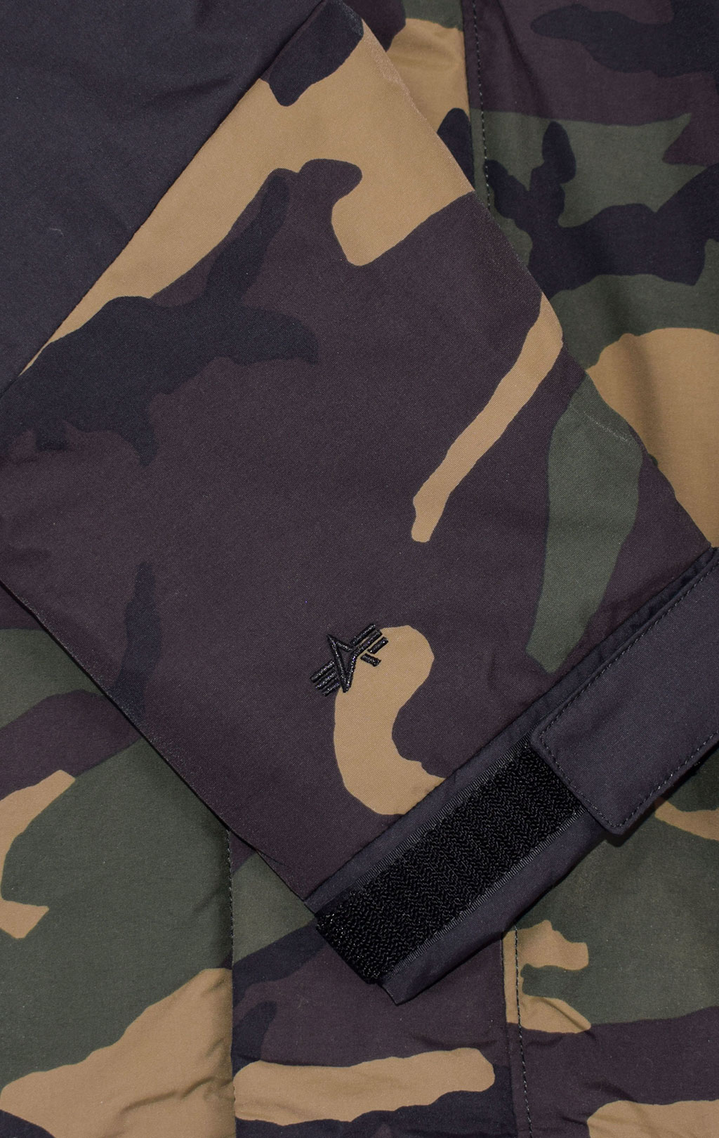 Куртка ALPHA INDUSTRIES AVALANCE PRIMALOFT dark camo woodland 