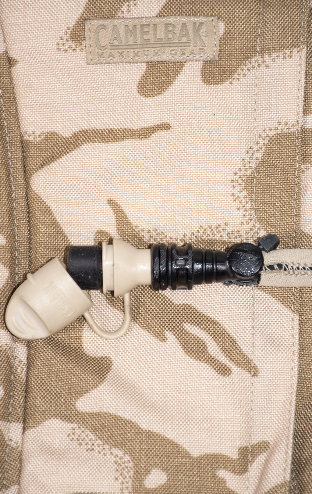 Питьевая система армейская CamelBak на молнии, горловина снаружи,2.5L dpm desert 