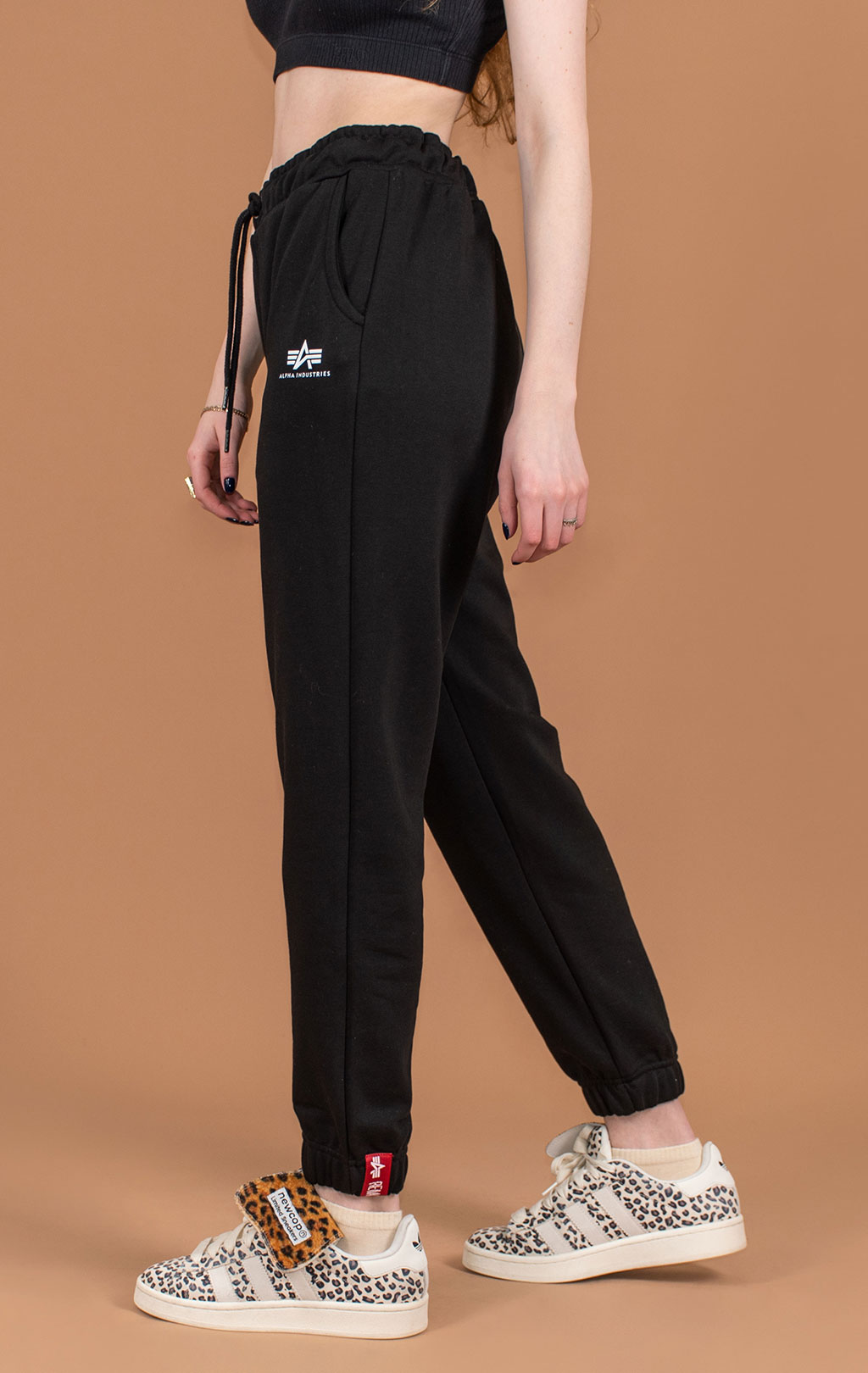Женские брюки спортивные джоггеры ALPHA INDUSTRIES BASIC JOGGER SMALL LOGO black 
