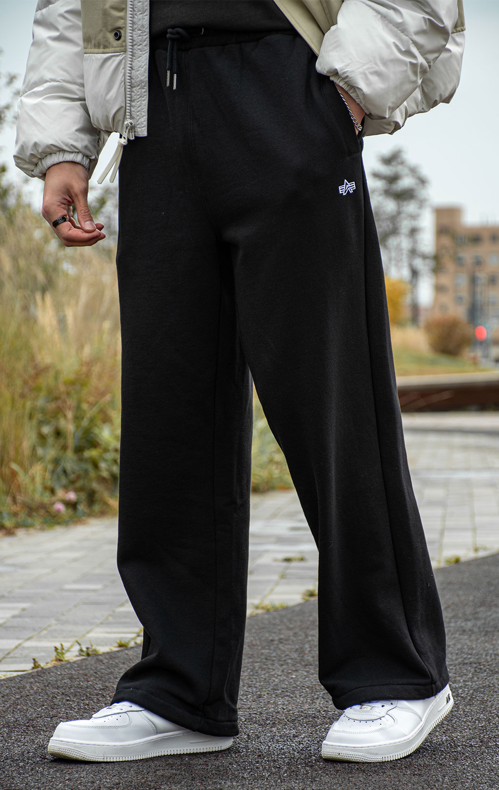 Брюки спортивные джоггеры ALPHA INDUSTRIES ESSENTIAL SWEATPANTS FW 25/26 black 