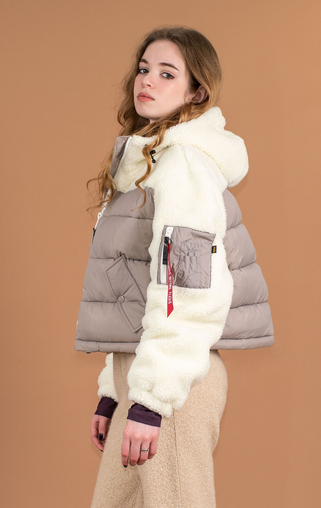 Женская куртка ALPHA INDUSTRIES TEDDY PUFFER vintage sand 