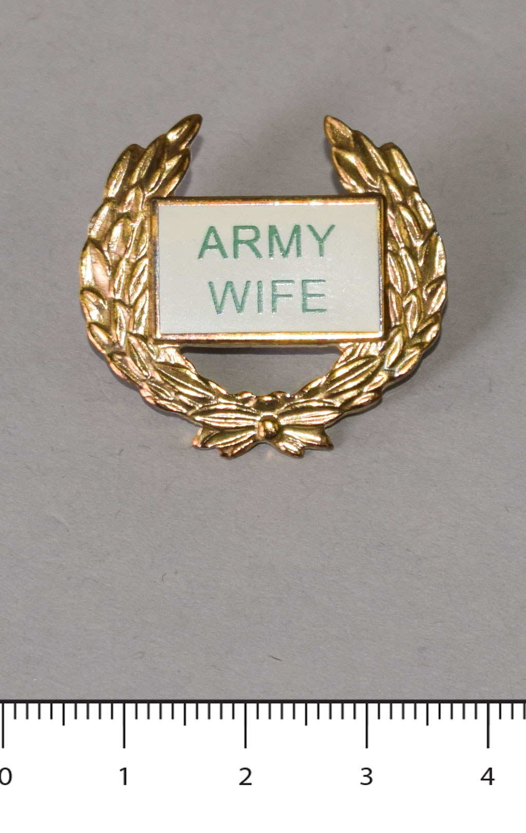 Знак ARMY WIFE (с венком) (14357) 
