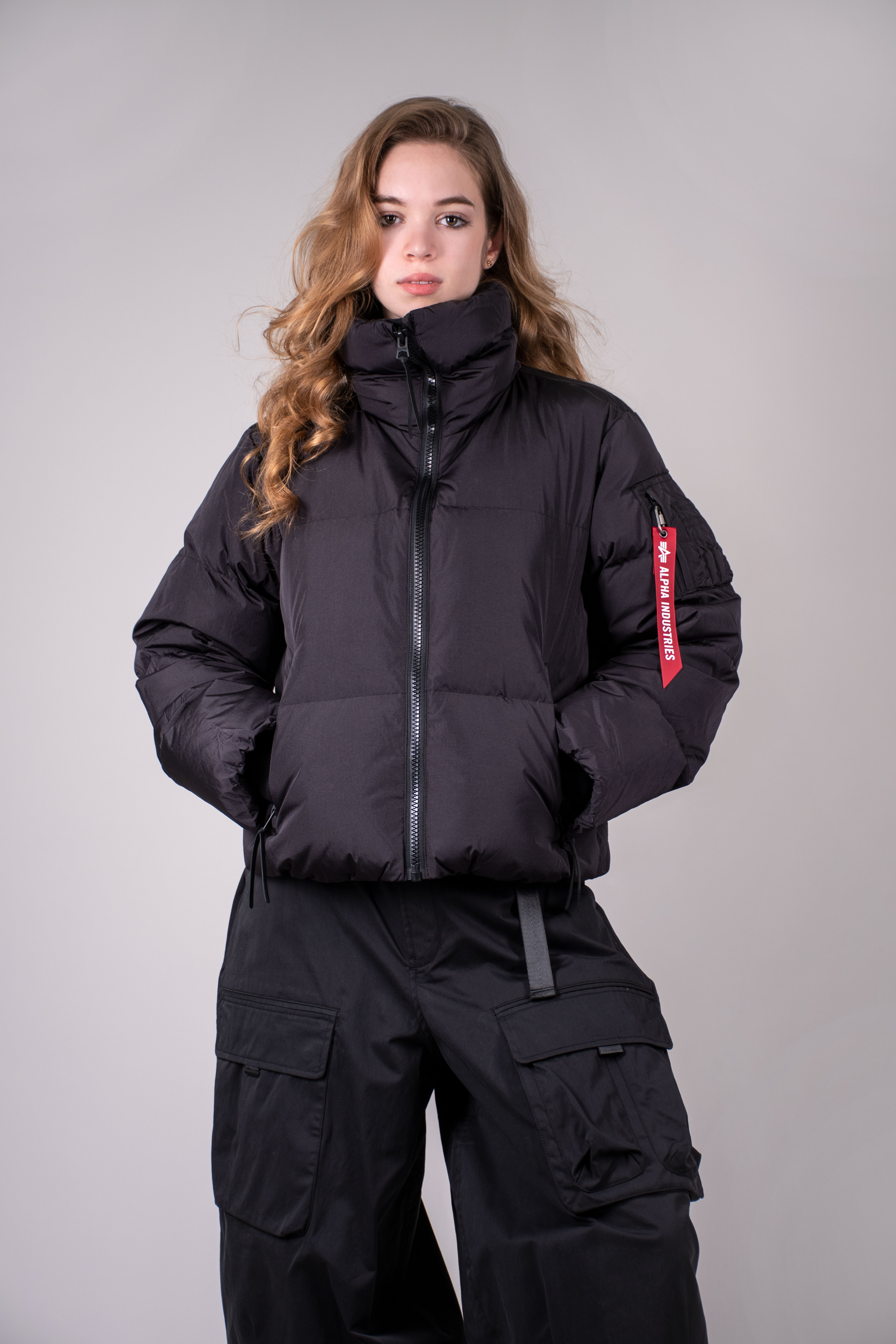 Женская куртка ALPHA INDUSTRIES SIERRA SHORT RELAXED FIT PUFFER FW 26/27 black 