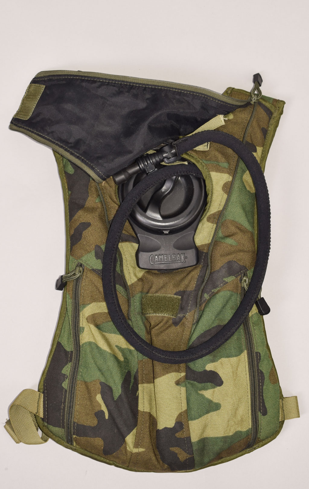 Питьевая система армейская CamelBak на молнии, горловина под клапаном, 3L camo woodland б/у 