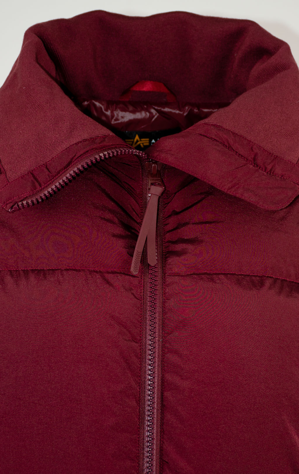 Женская куртка ALPHA INDUSTRIES SIERRA SHORT PUFFER FW 25/26 cedar red 