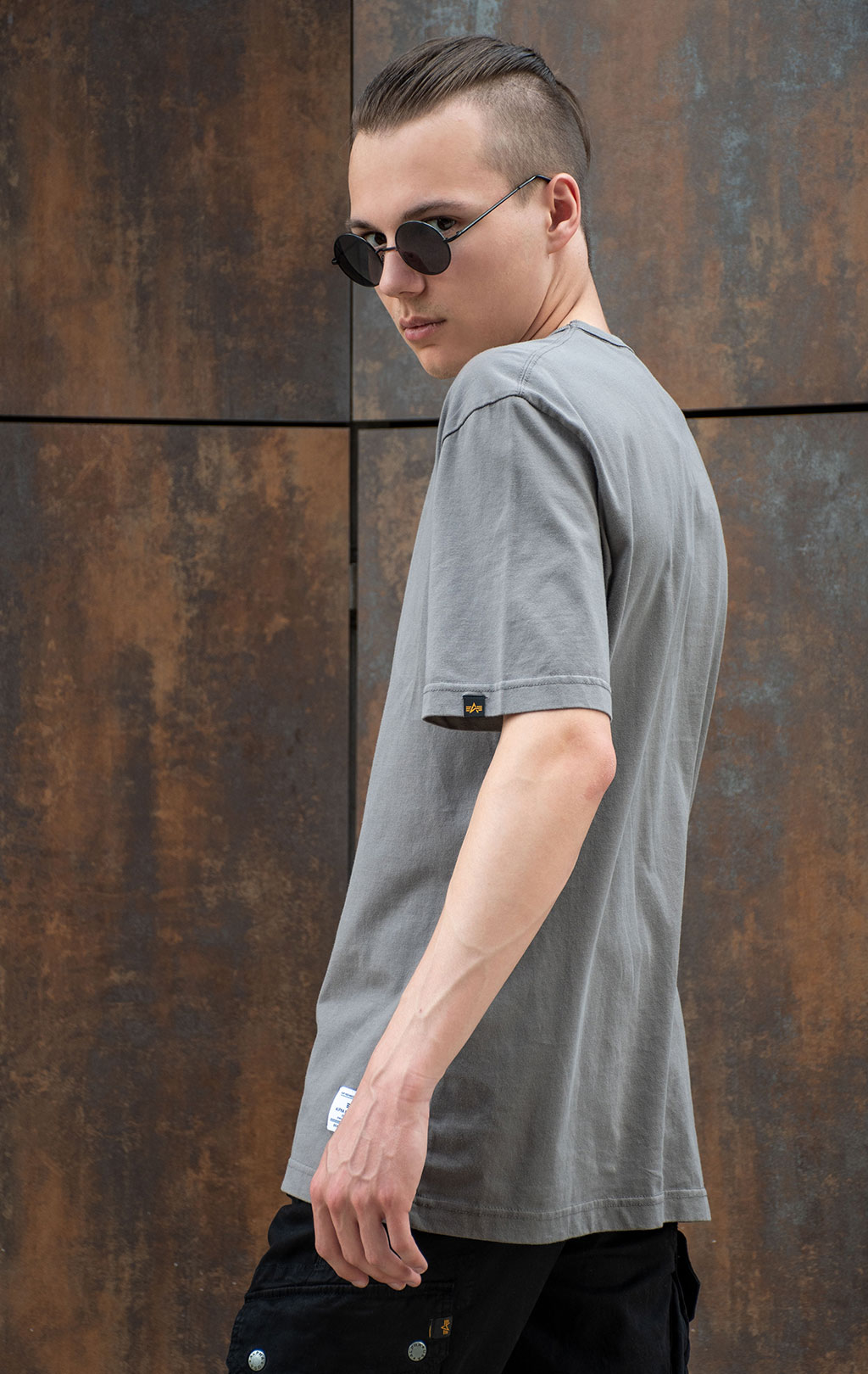 Футболка ALPHA INDUSTRIES ALPHA BADGE TEE SS 24 aircraft gray 