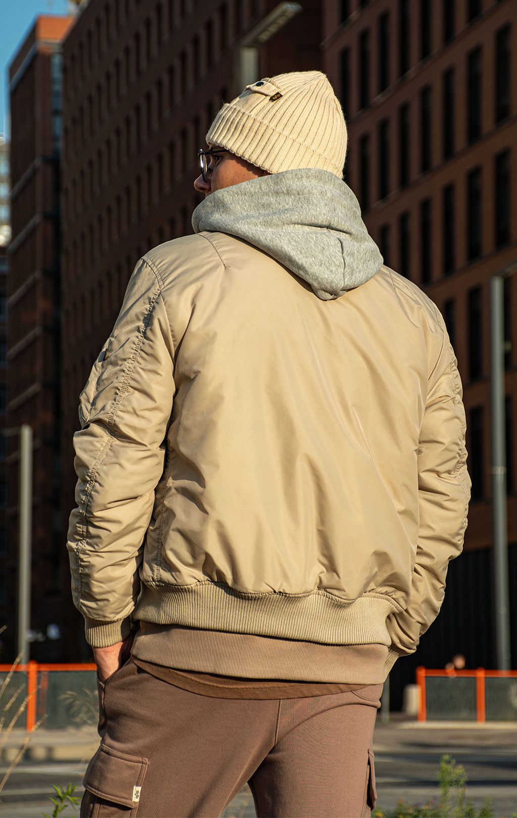Бомбер ALPHA INDUSTRIES MA-1 TT TWO TONE HOOD organic beige 