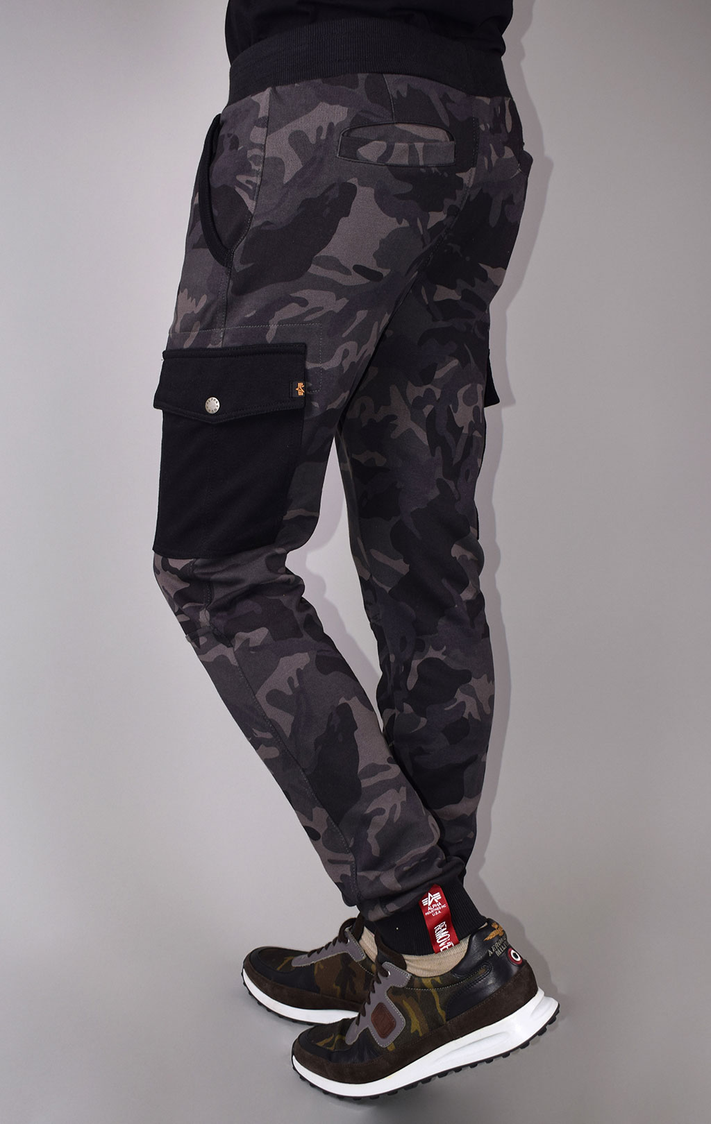 Брюки спортивные джоггеры ALPHA INDUSTRIES CARGO JOGGER black camo 