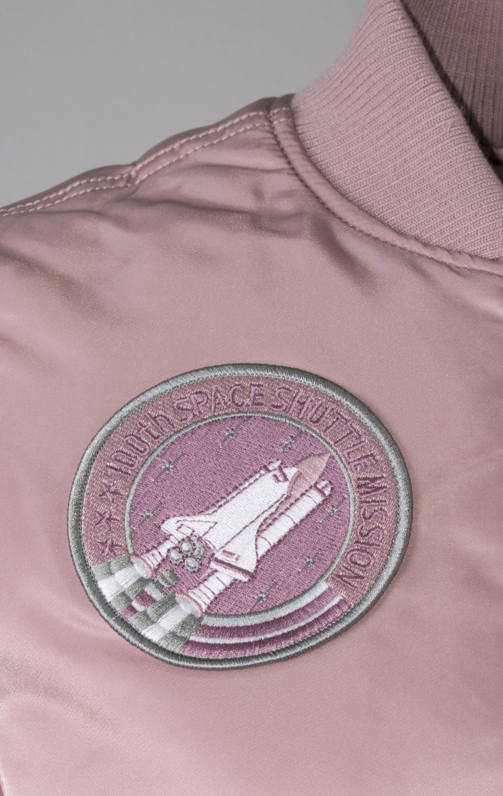 Женская куртка-бомбер лётная ALPHA INDUSTRIES VF NASA MA-1 silver pink 