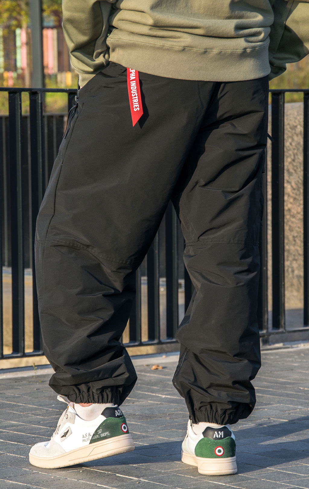 Брюки-карго парашюты ALPHA INDUSTRIES UTILITY JOGGER FW 23/24 утеплённые black 