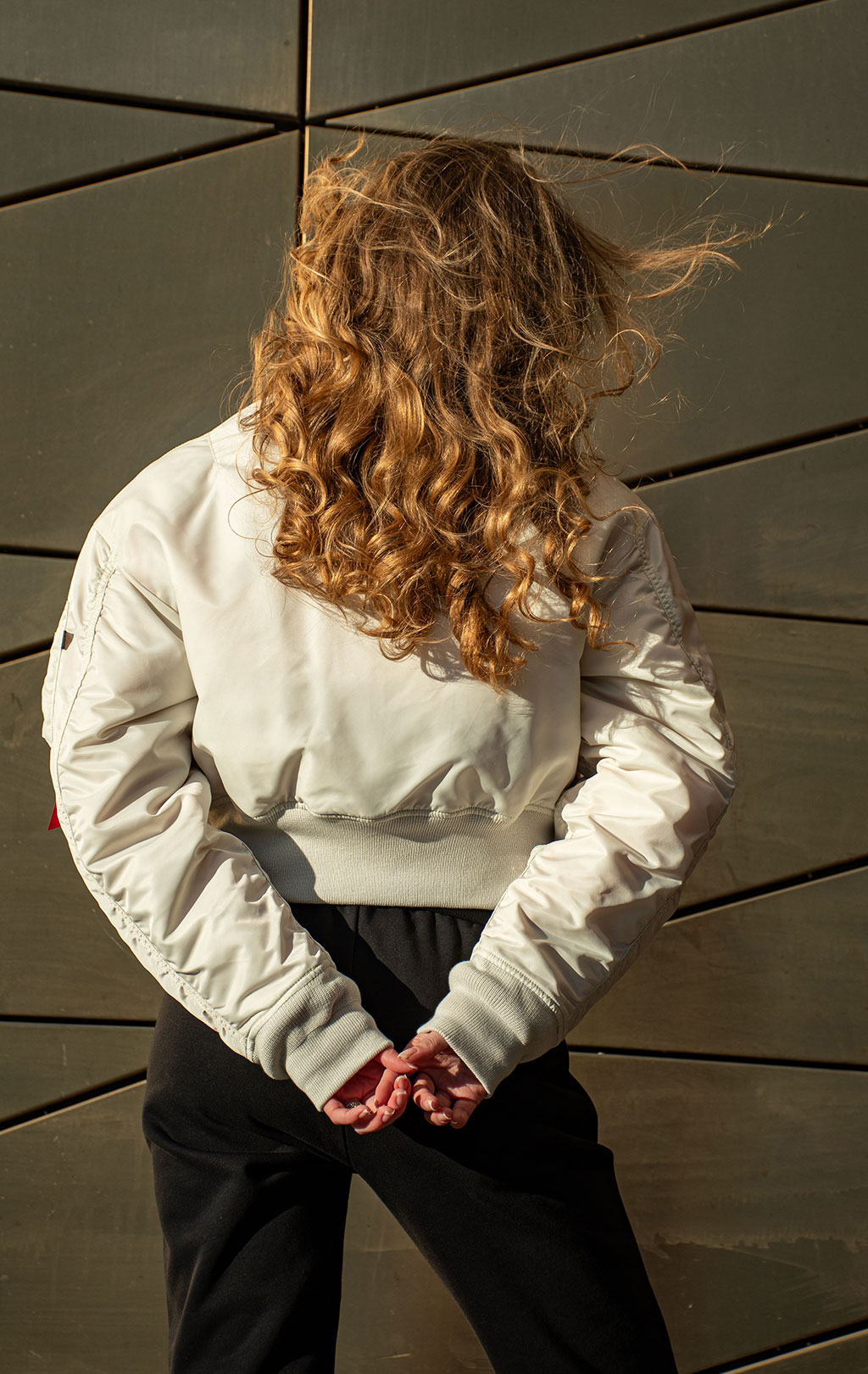 Женский бомбер ALPHA INDUSTRIES MA-1 CROPPED FW 25/26 dune white 
