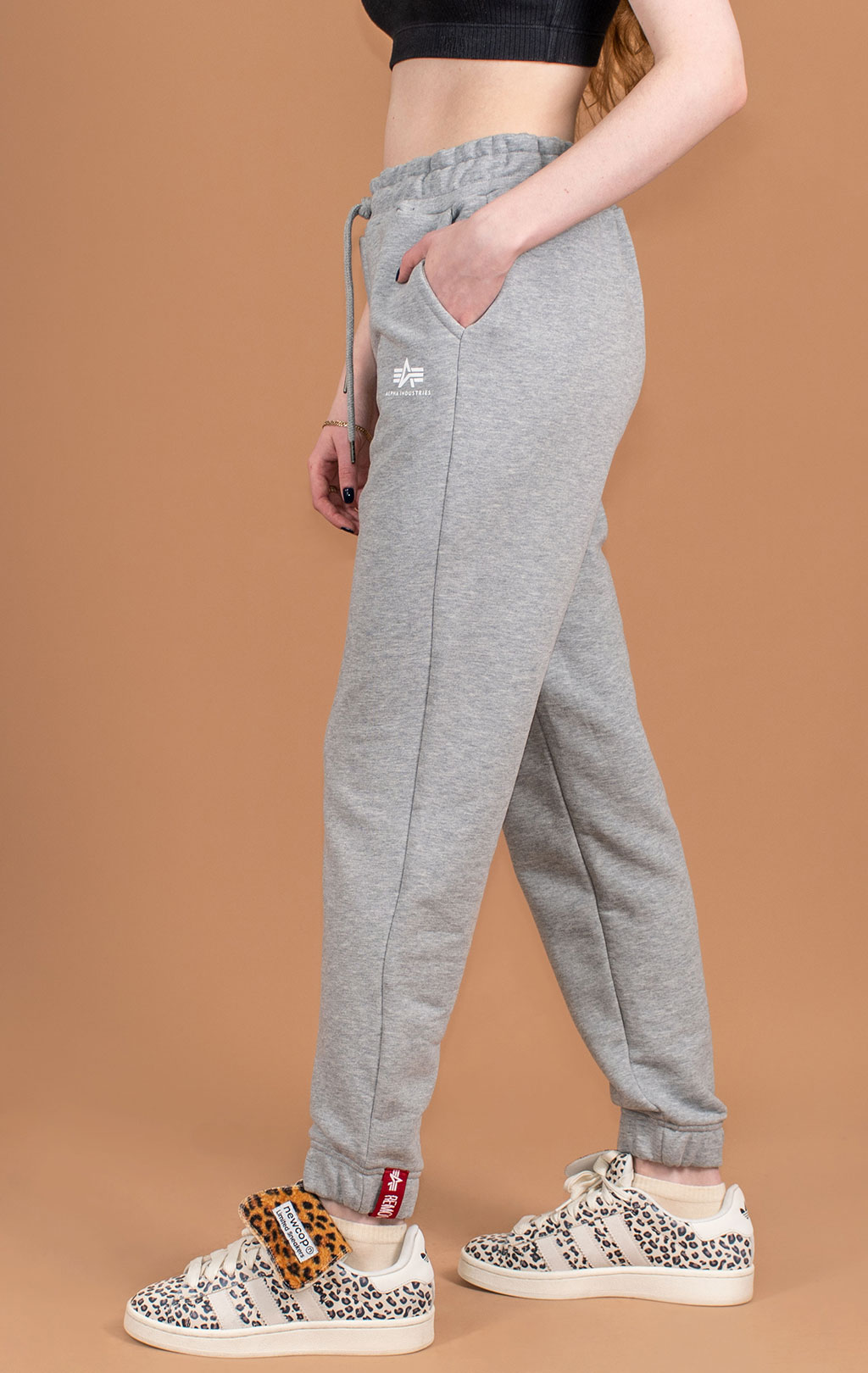 Женские брюки спортивные джоггеры ALPHA INDUSTRIES BASIC JOGGER SMALL LOGO grey heather/white 