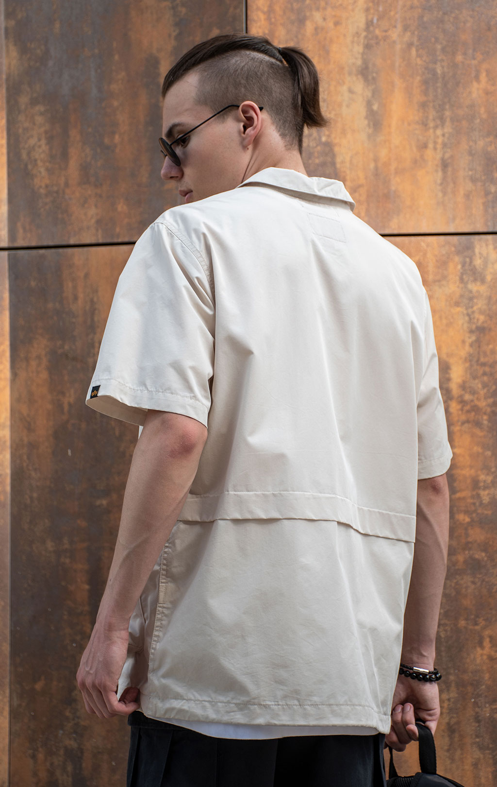 Ветровка-рубашка ALPHA INDUSTRIES SHORT SLEEVE MULTI POCKET ZIPPERED SHIRT JACKET SS 24 m limestone 