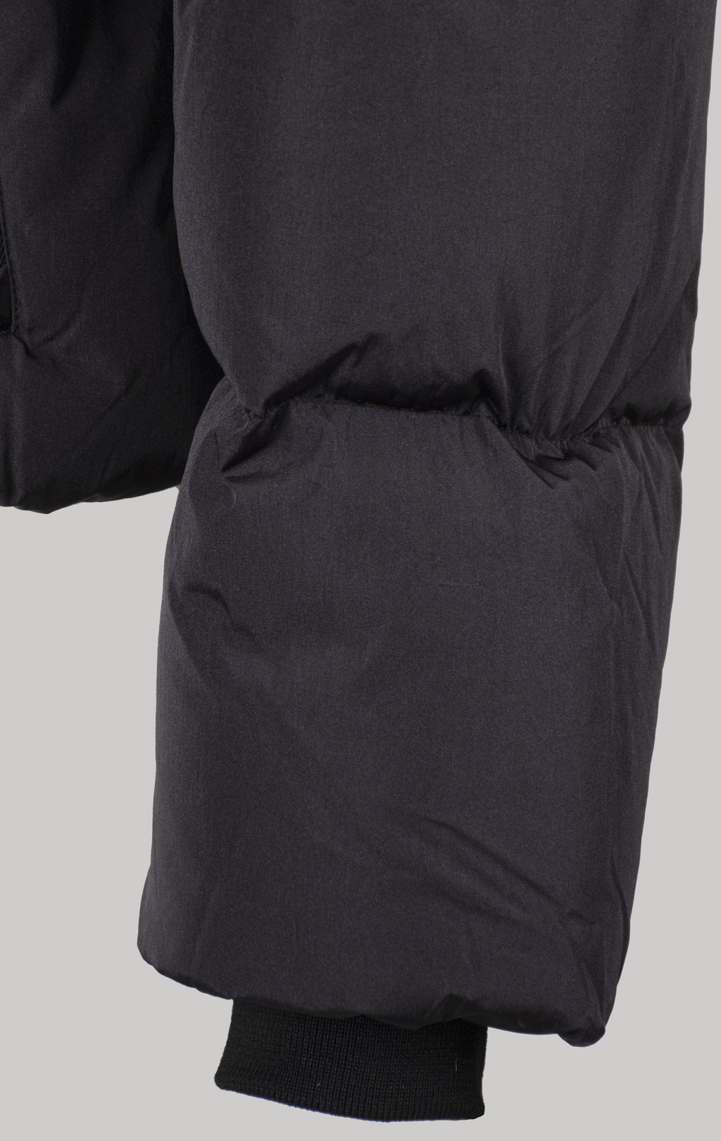 Женская куртка ALPHA INDUSTRIES SIERRA SHORT RELAXED FIT PUFFER FW 26/27 black 
