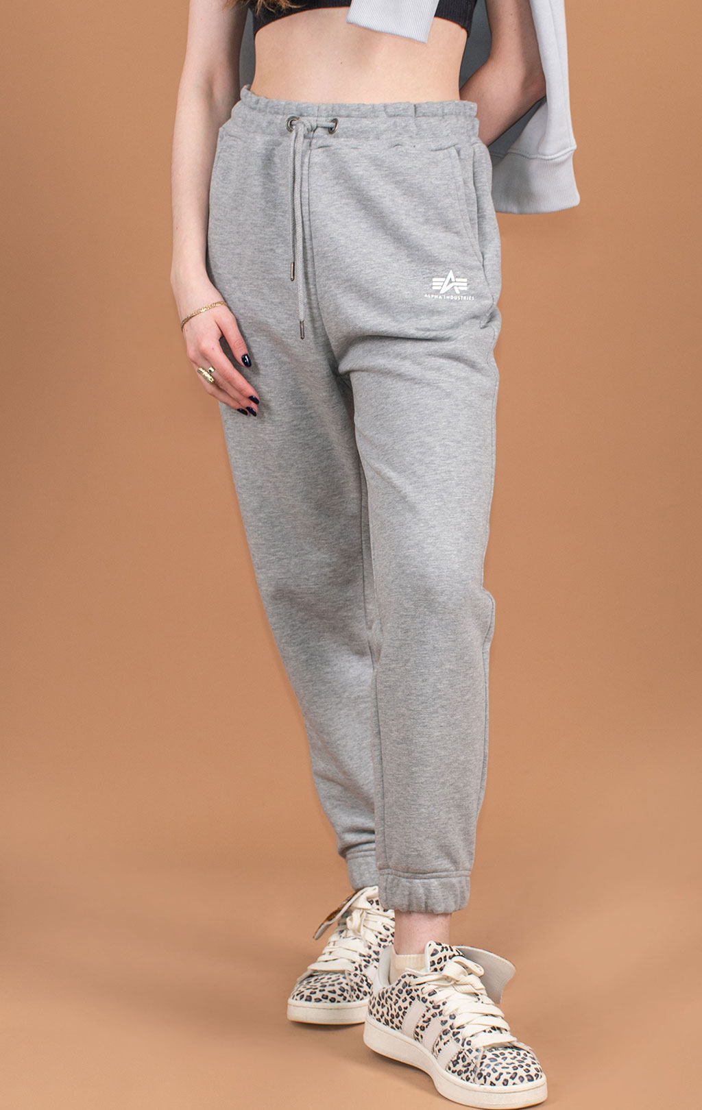 Женские брюки спортивные джоггеры ALPHA INDUSTRIES BASIC JOGGER SMALL LOGO grey heather/white 