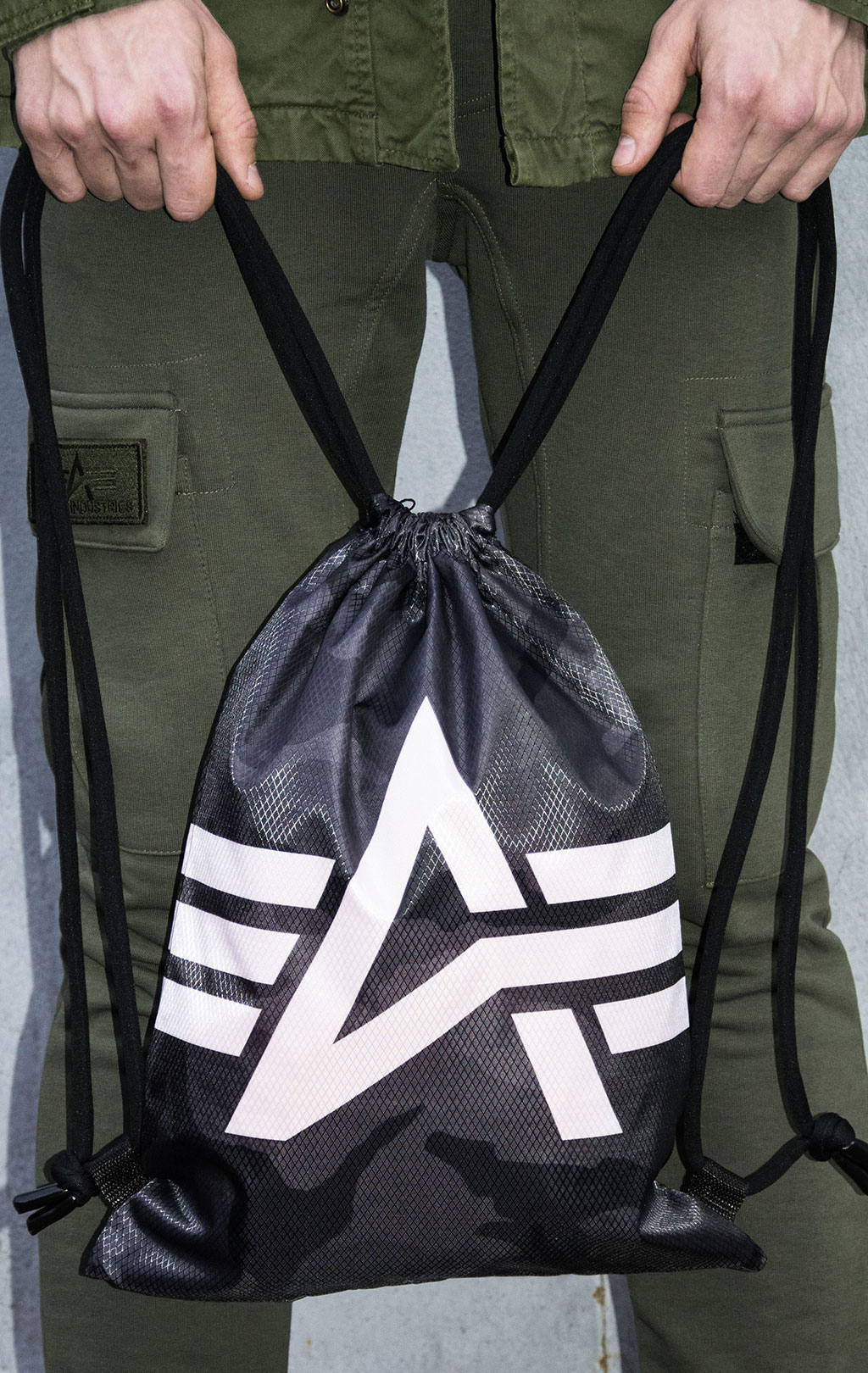 Сумка ALPHA INDUSTRIES BASIC GYM BAG black camo 