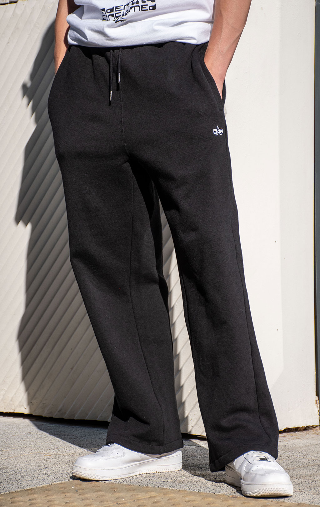 Брюки спортивные джоггеры ALPHA INDUSTRIES ESSENTIAL SWEATPANTS FW 24/25 black 