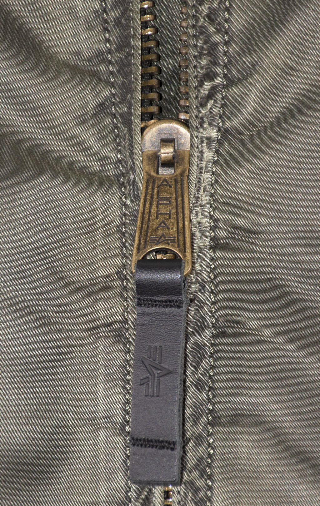 Бомбер ALPHA INDUSTRIES VF-59 BATTLEWASH MA-1 washed black olive 