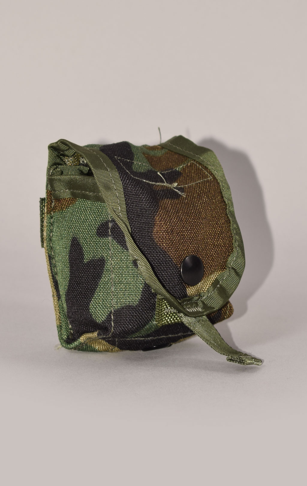 Подсумок гранатный Hand Grenade MOLLE camo woodland США