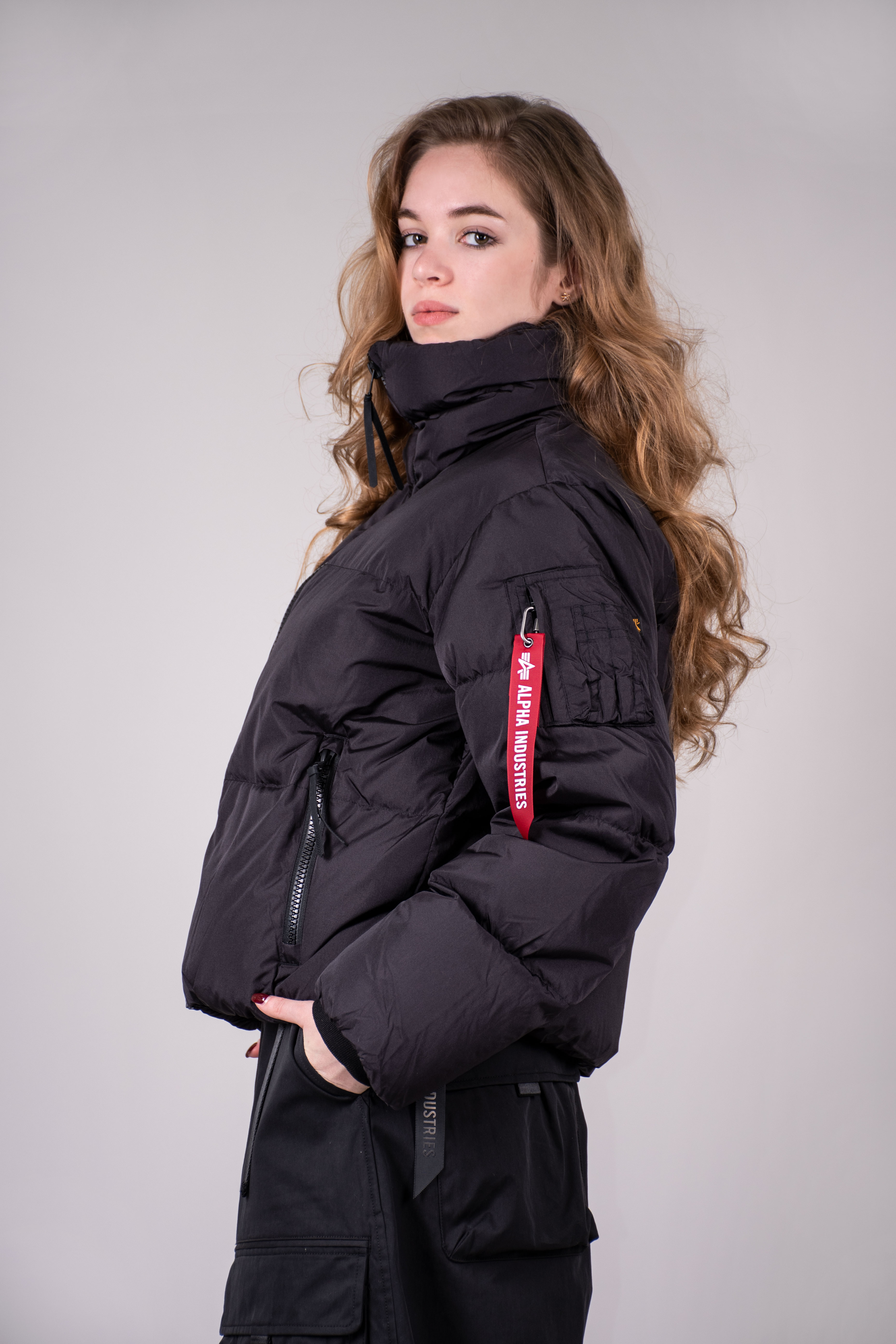 Женская куртка ALPHA INDUSTRIES SIERRA SHORT PUFFER FW 25/26 black 