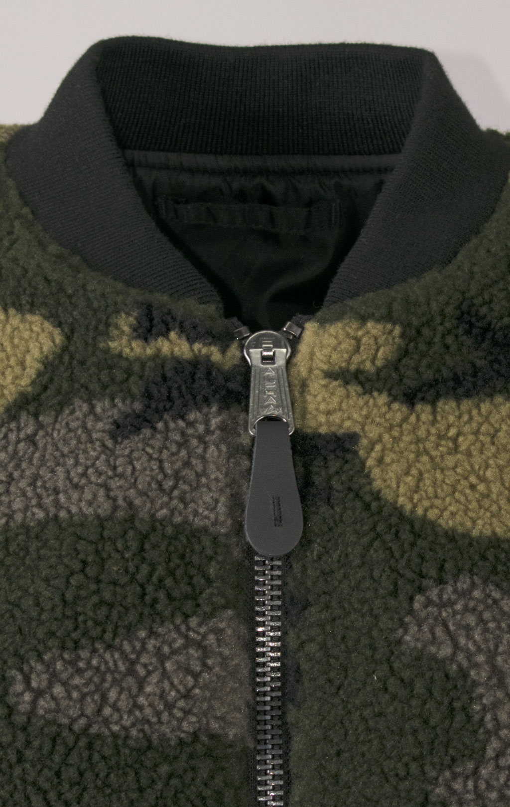 Женская куртка-пилот ALPHA INDUSTRIES двусторонняя SHERPA L-2B FW 21/22 m woodland camo 