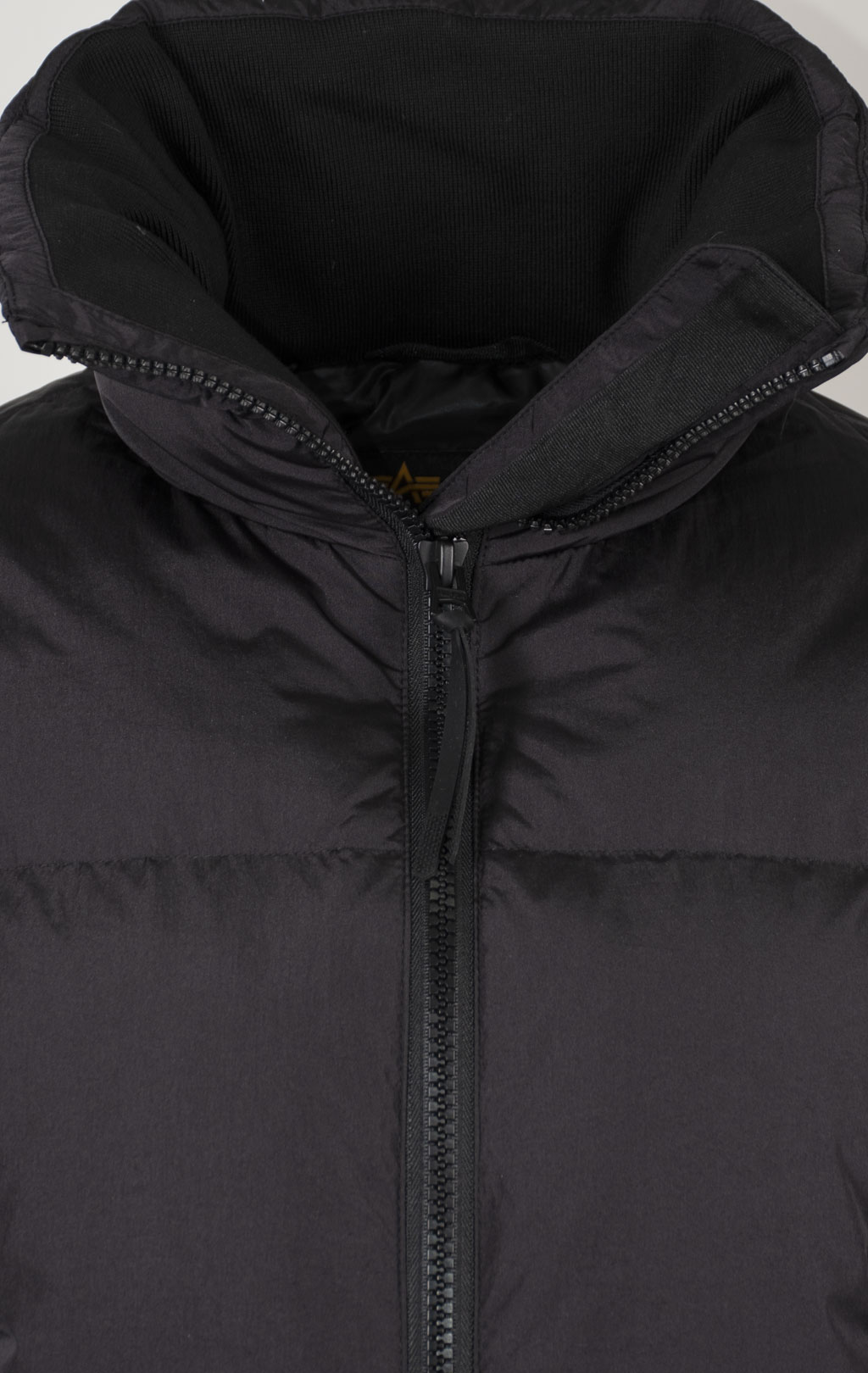 Женская куртка ALPHA INDUSTRIES SIERRA SHORT RELAXED FIT PUFFER FW 26/27 black 