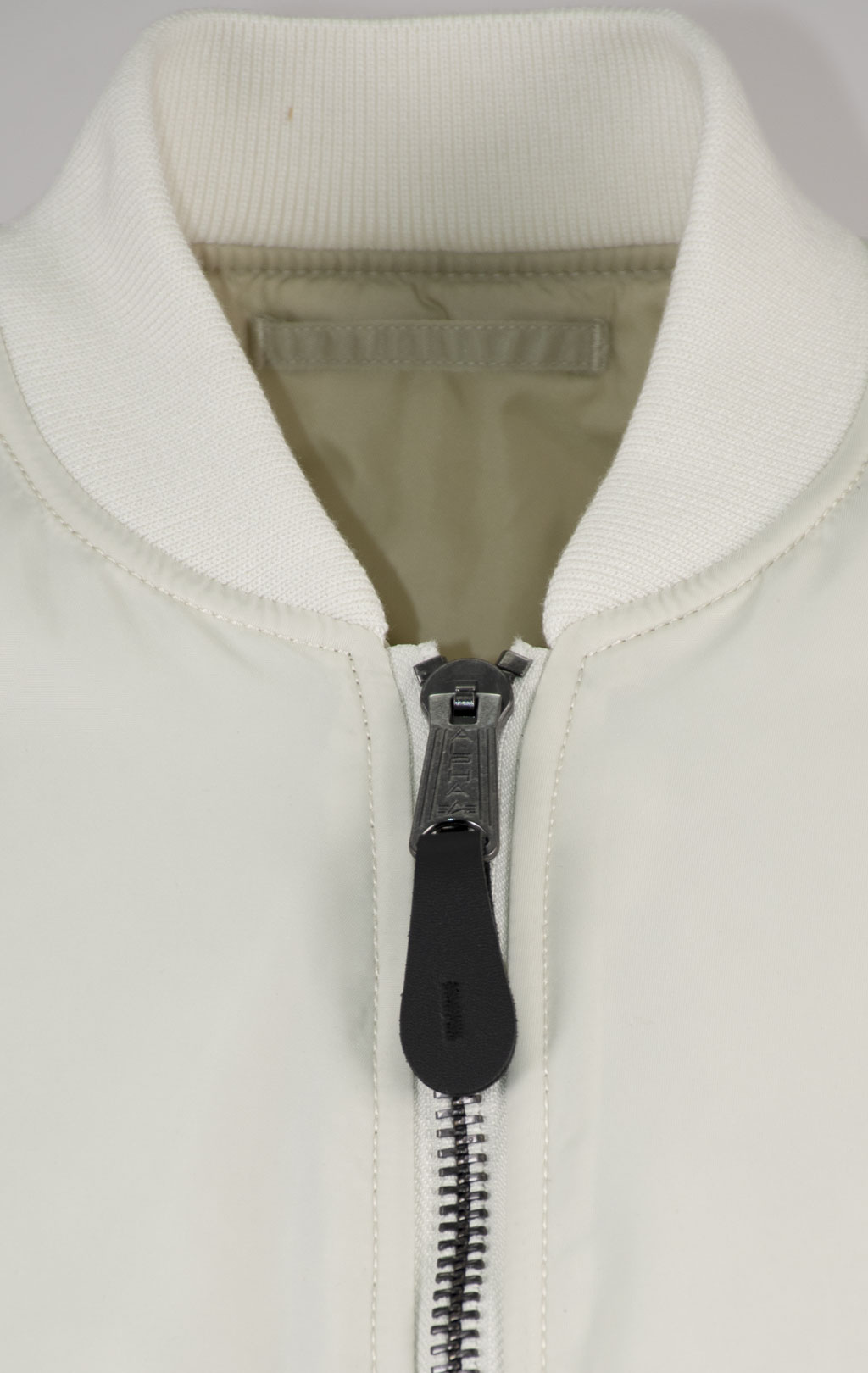 Женский бомбер ALPHA INDUSTRIES MA-1 W SS 25 m dune white 