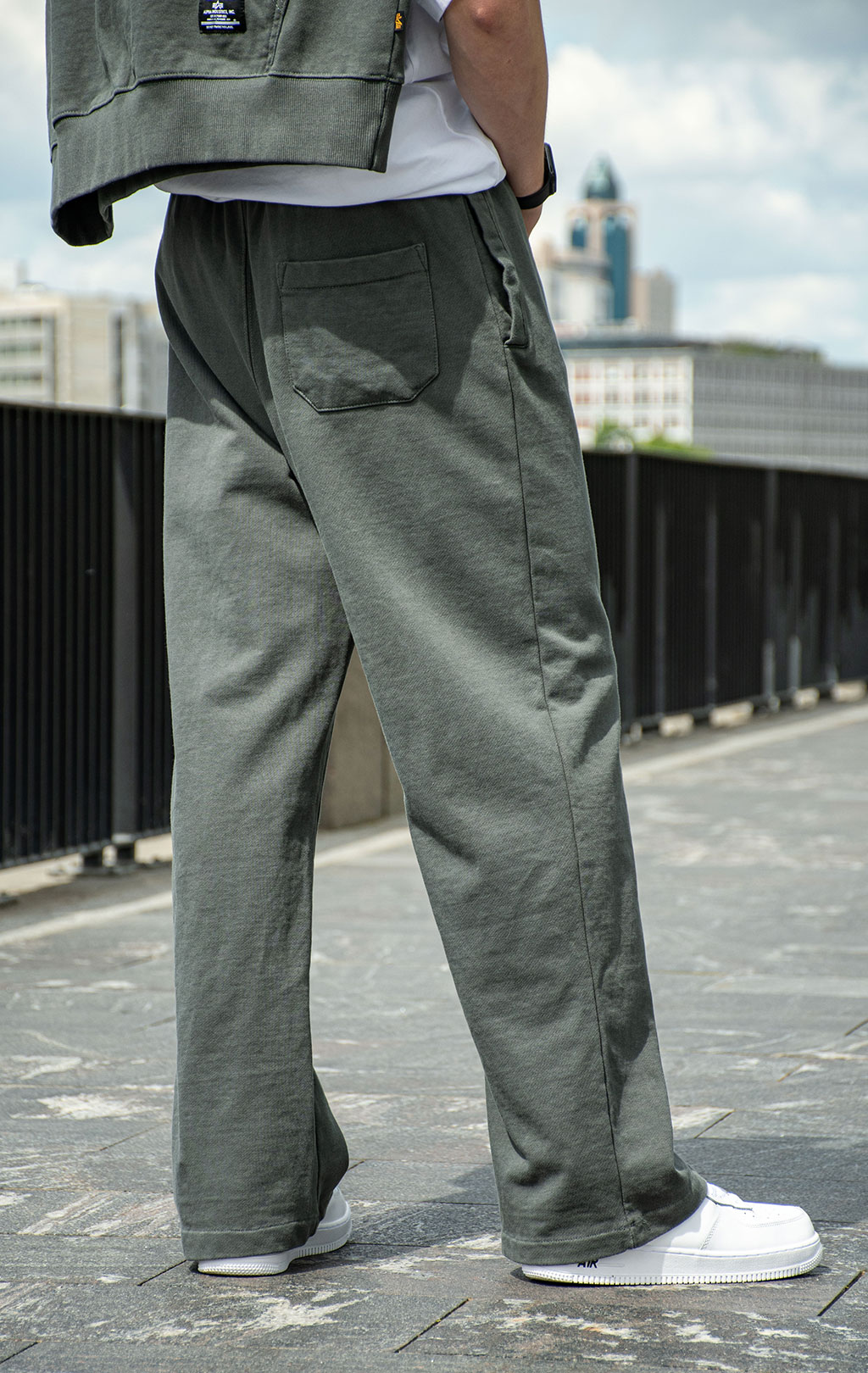 Брюки спортивные джоггеры ALPHA INDUSTRIES ESSENTIAL FRENCH TERRY SWEATPANTS SS 25 m charcoal 
