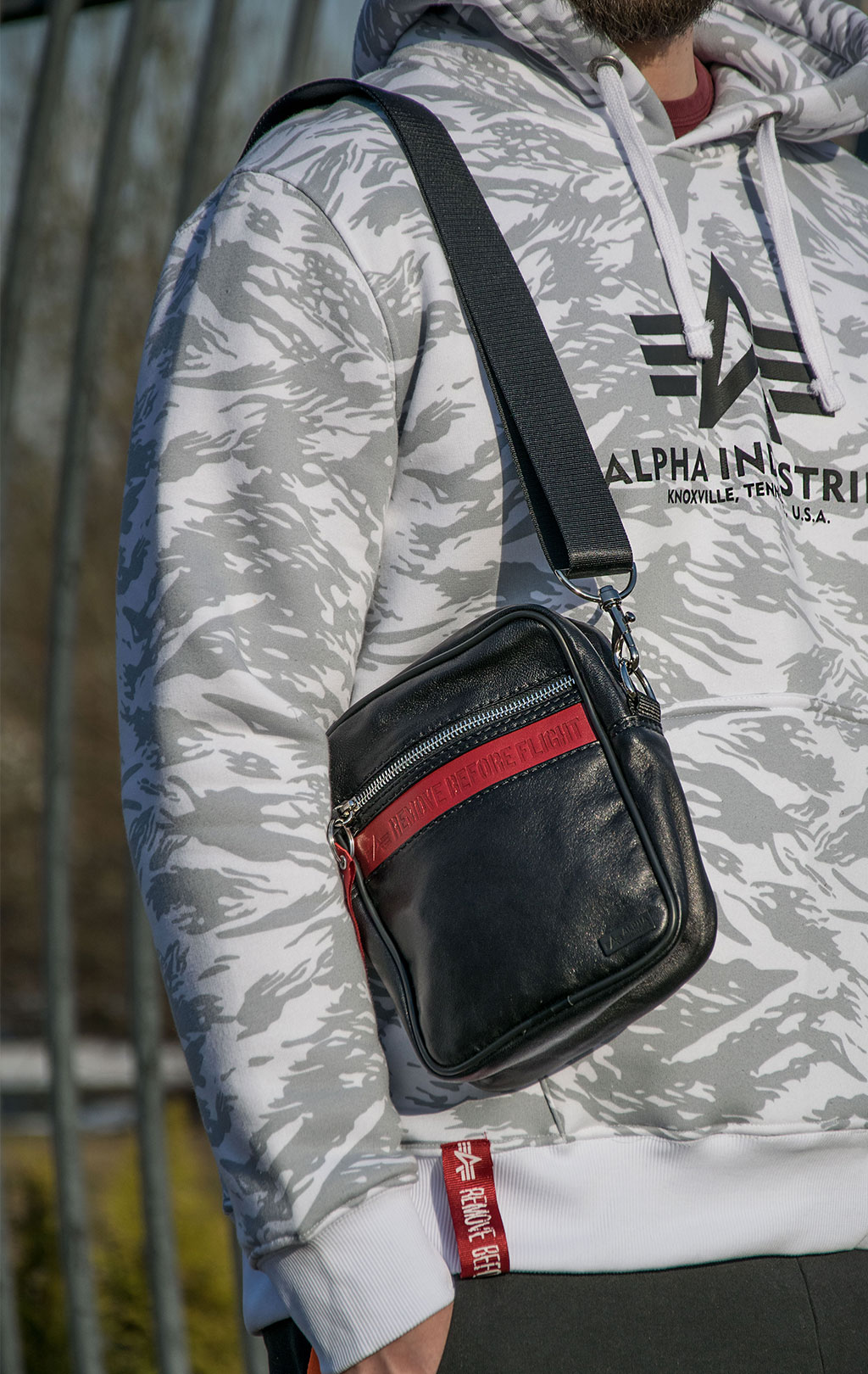 Сумка ALPHA INDUSTRIES RBF LEATHER MESSENGER BAG black/red 