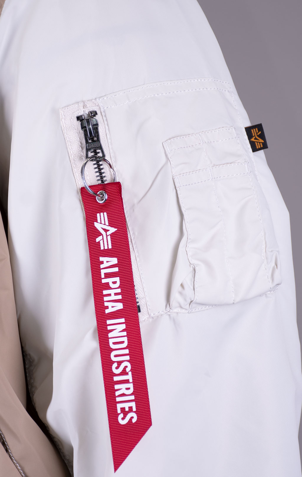 Бомбер-ветровка ALPHA INDUSTRIES L-2B RELAXED VARSITY FLIGHT JACKET SS 26 dust khaki 