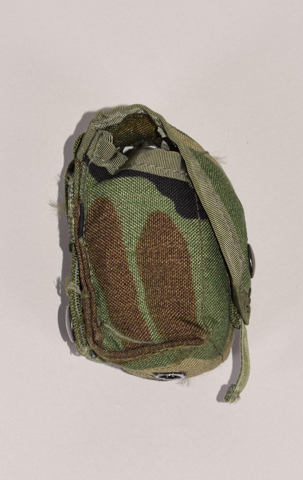 Подсумок гранатный Hand Grenade MOLLE camo woodland б/у США