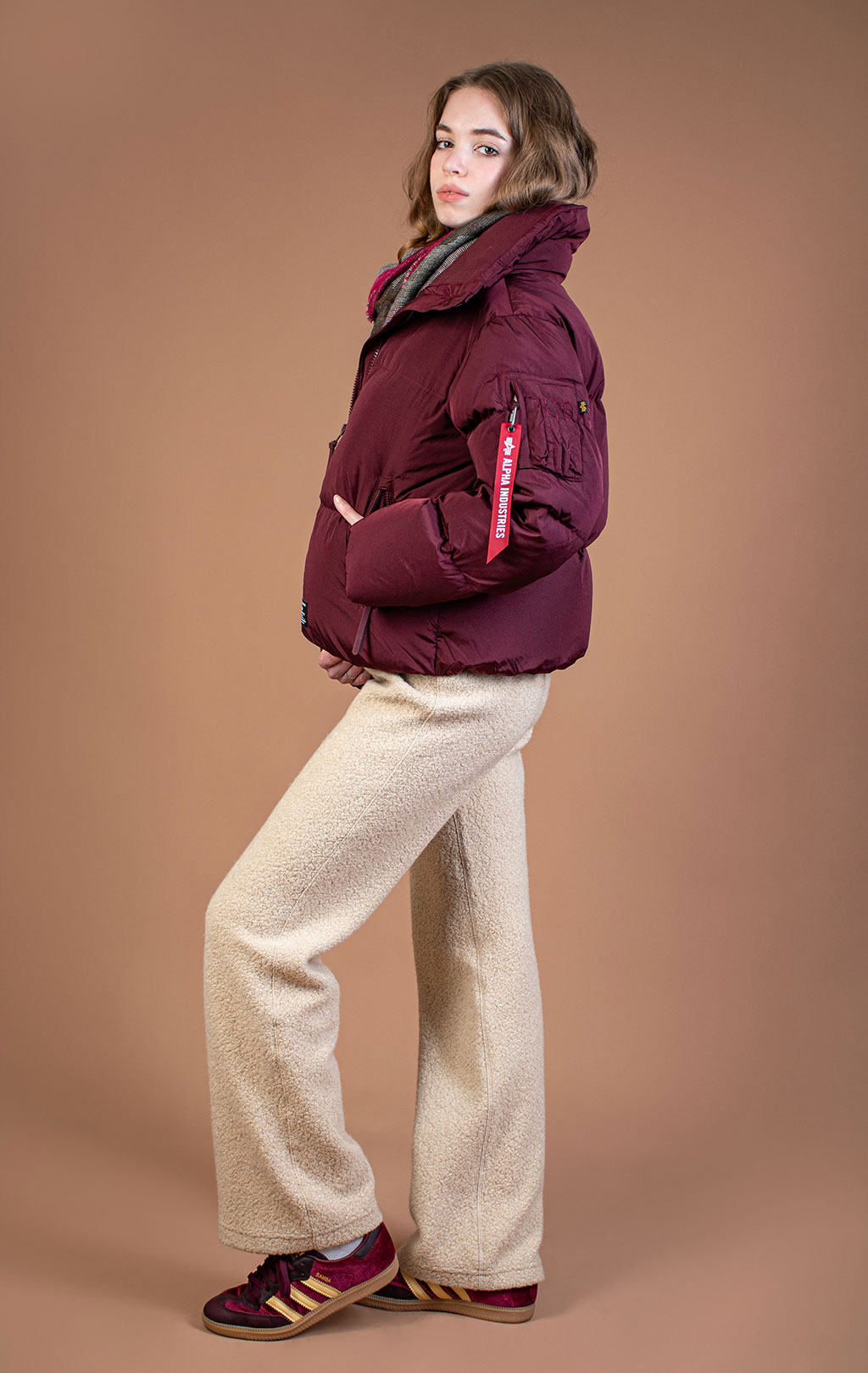 Женская куртка ALPHA INDUSTRIES SIERRA SHORT PUFFER FW 25/26 cedar red 