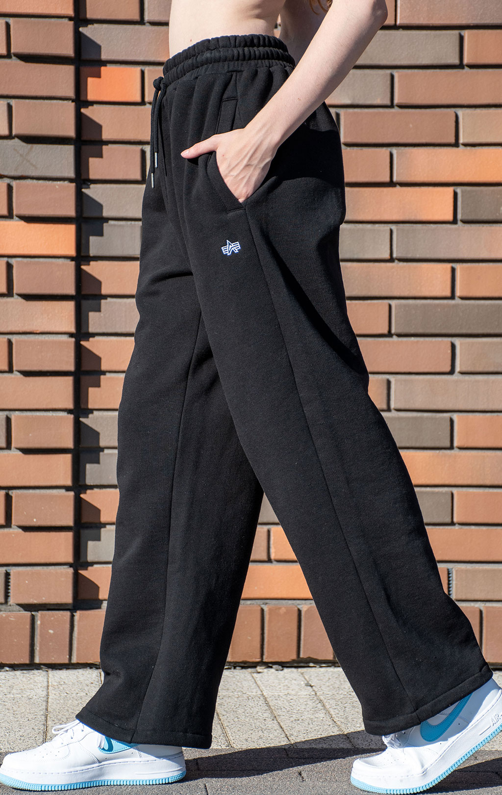 Брюки спортивные джоггеры ALPHA INDUSTRIES ESSENTIAL SWEATPANTS FW 24/25 black 