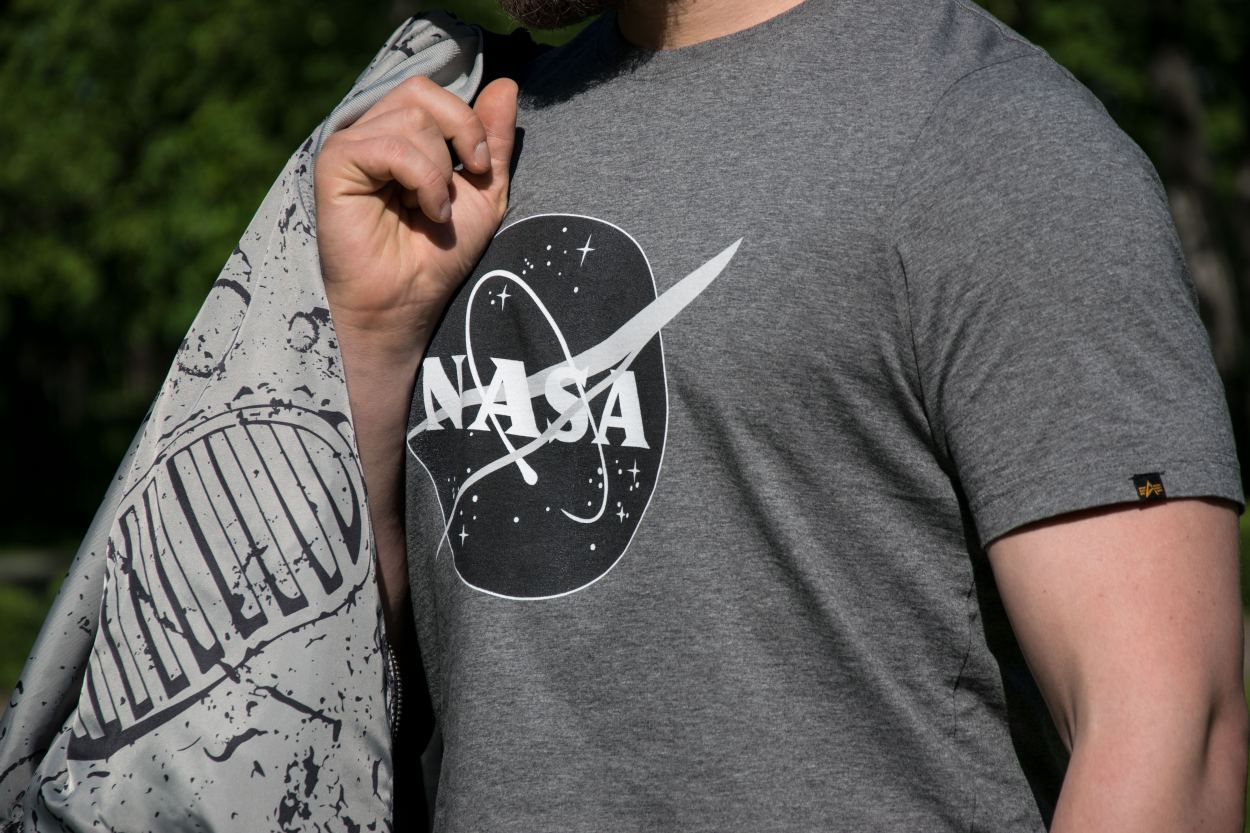 Футболка ALPHA INDUSTRIES NASA LOGO medium charcoal heather фото 1