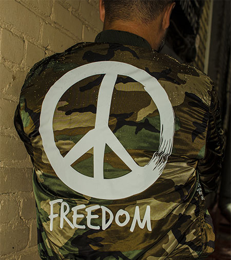 знак peace, freedom, куртка с принтом на спине, камуфляж, мода для мужчин