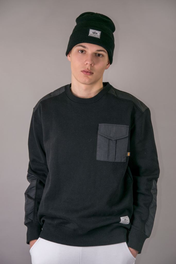 Свитшот-ALPHA-INDUSTRIES-POCKET-CREWNECK-FW-22-23-black-1.jpg