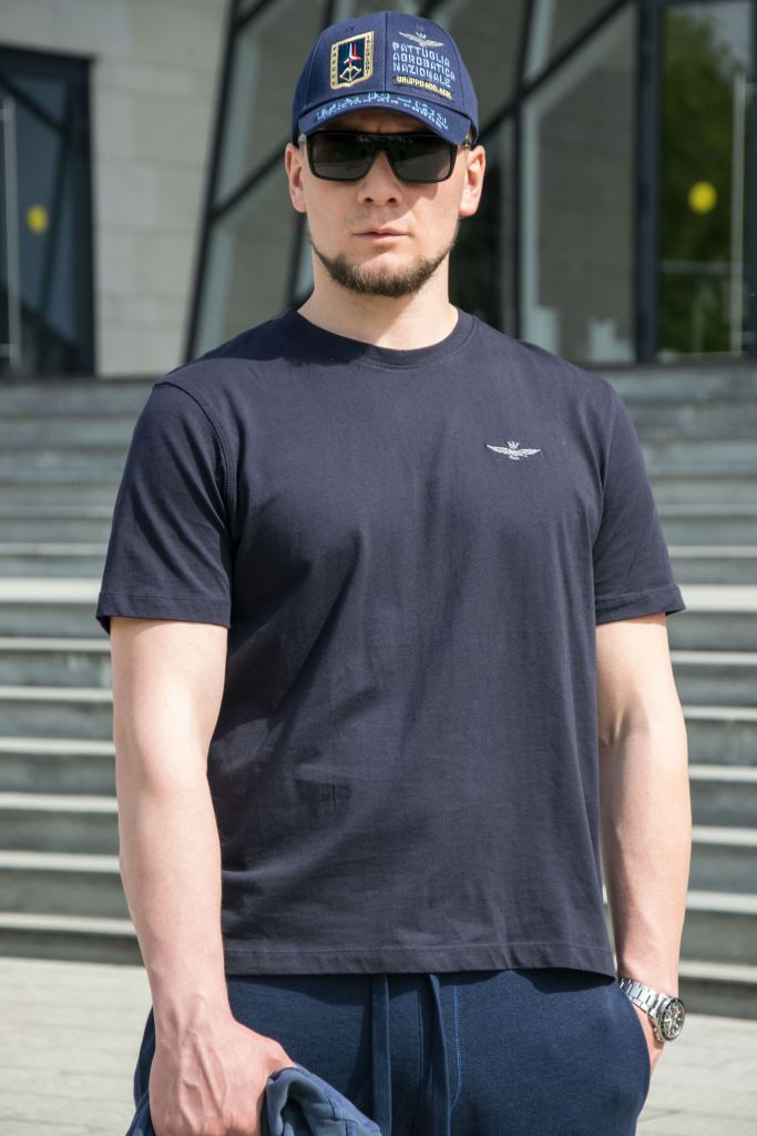 футболка с логотипом