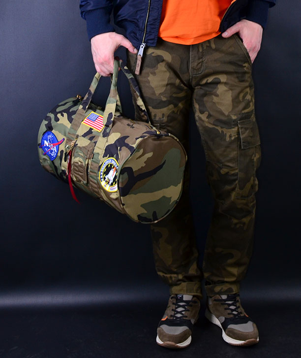 Сумка ALPHA INDUSTRIES DAY CRUISER BAG NASA CAMO WOODLAND выбрать и купить в интернет-магазине сумка милитари камуфляжная Альфа Индастриз, брюки камуфляжные Альфа Индастриз