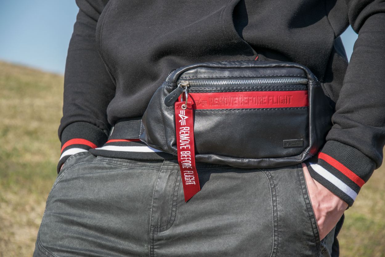 Сумка-поясная-ALPHA-INDUSTRIES-RBF-LEATHER-WAIST-BAG-black-red-2.jpg